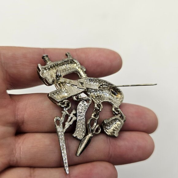 Silver Tone Sewing Machine Dangling Charms Brooch Unmarked Pin - Picture 6 of 8